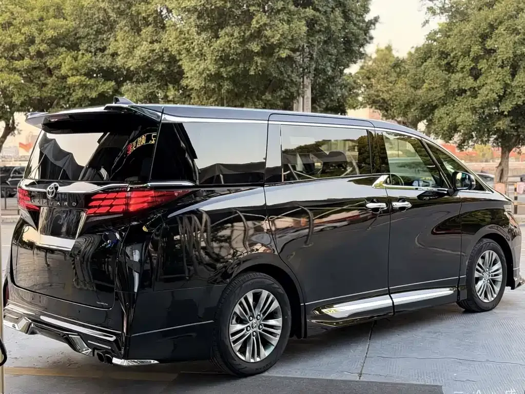 Toyota Alphard — фото 3