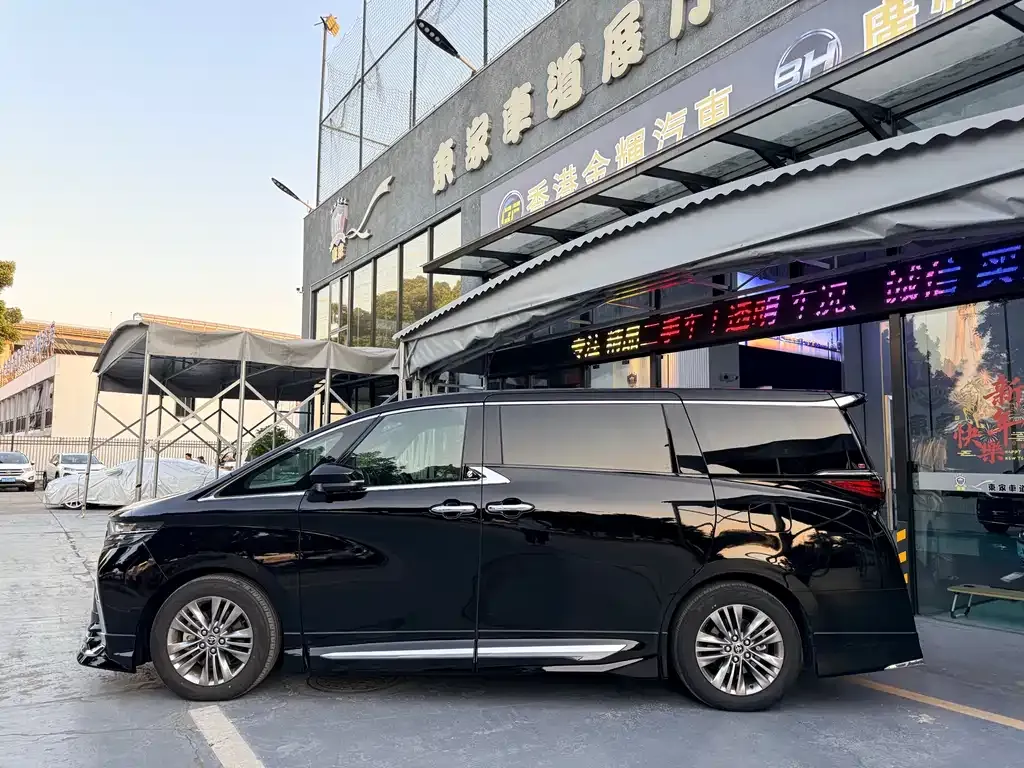 Toyota Alphard — фото 8