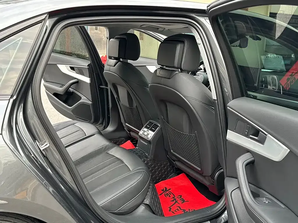 Audi A4L 2023 из CN, фото 2