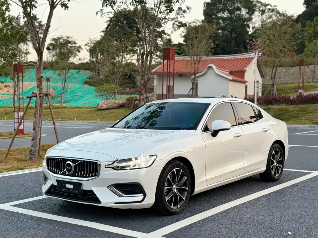 Volvo S60 — фото 1