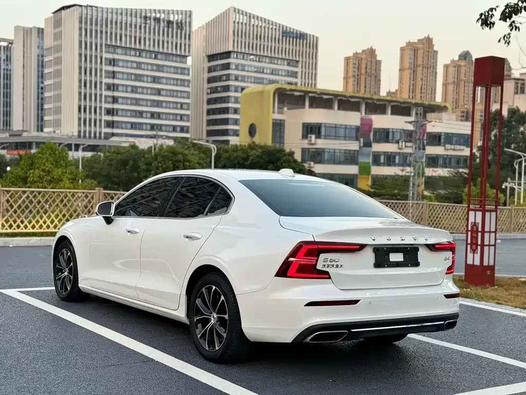 Volvo S60 — фото 10
