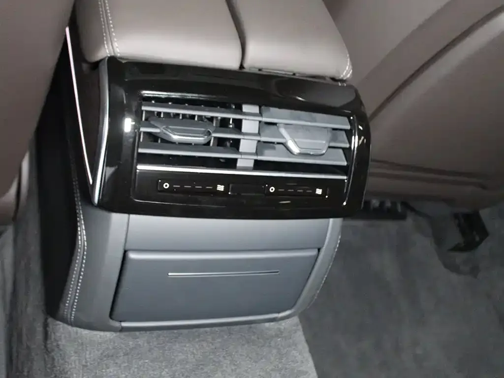 Audi A8 2024 из CN, фото 2
