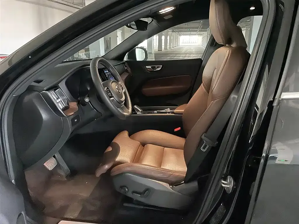 Volvo XC60 2024 из CN, фото 2