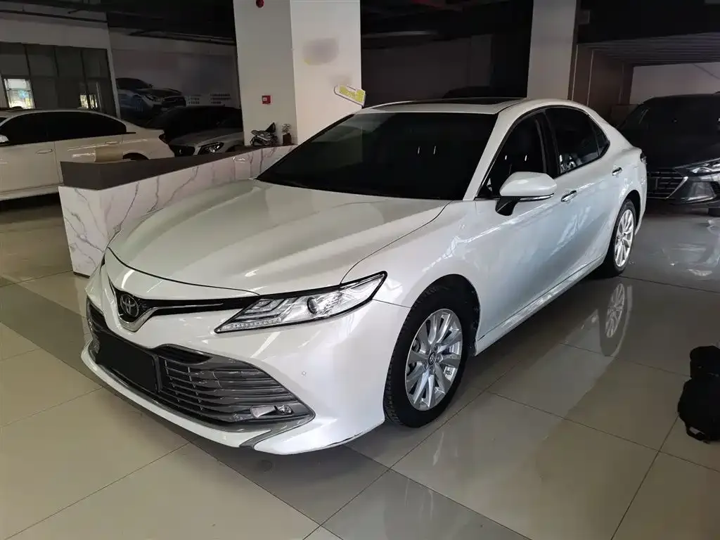 Toyota Camry — фото 1