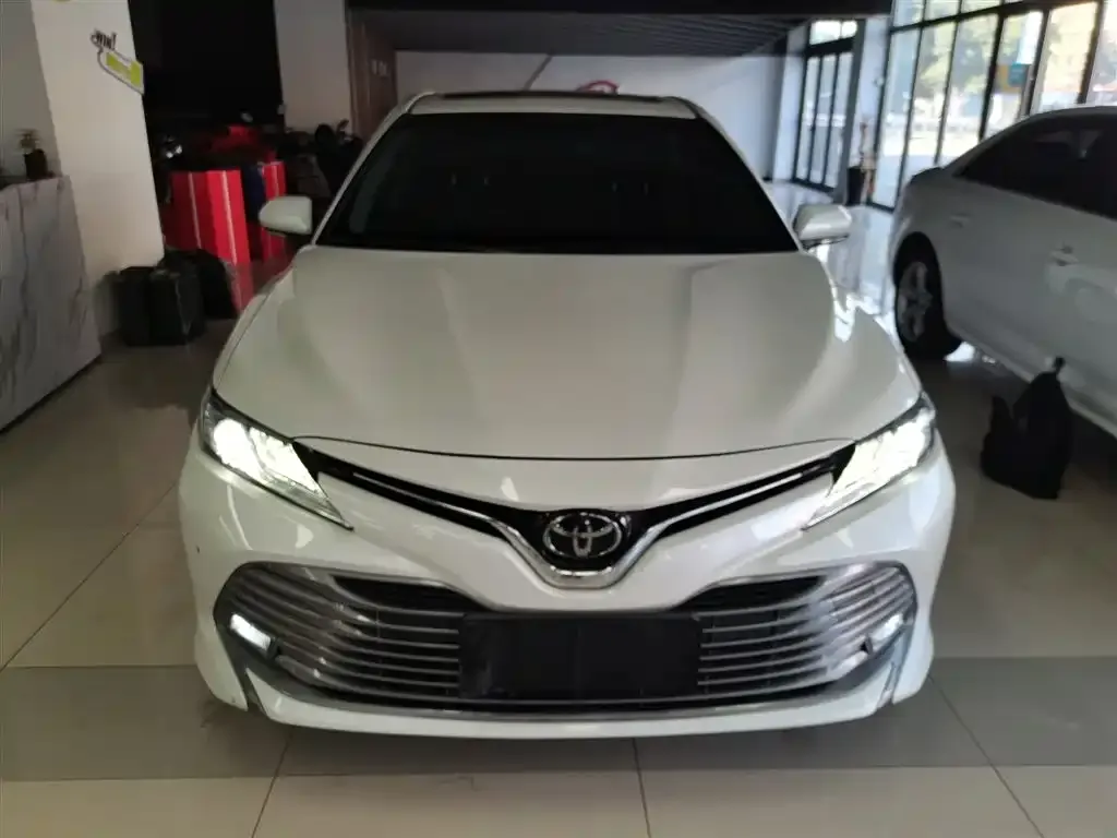 Toyota Camry — фото 5