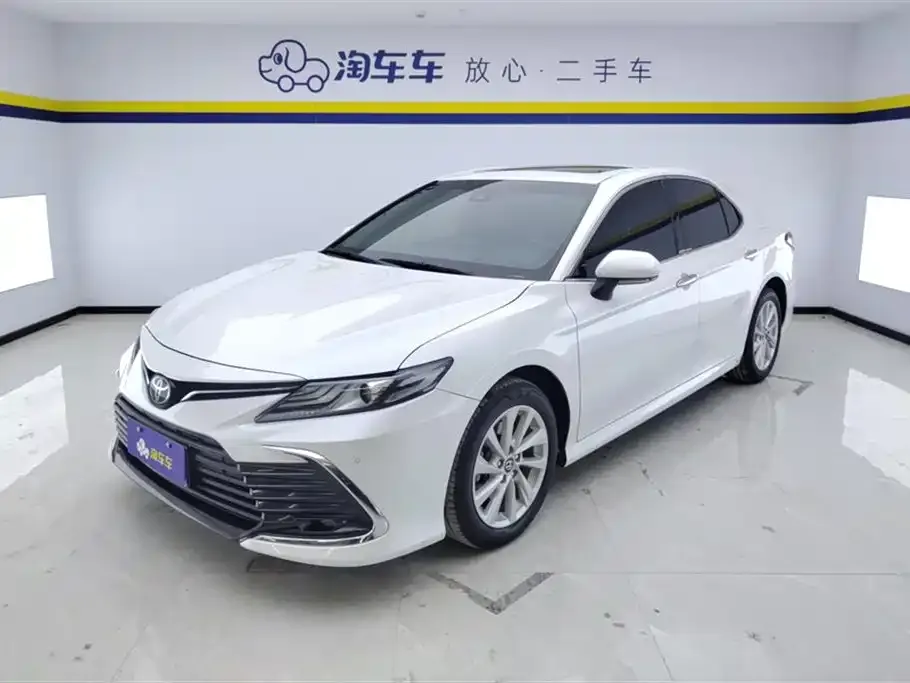 Toyota Camry — фото 1