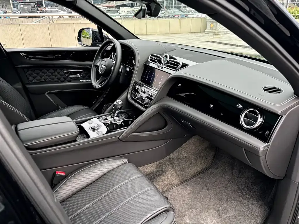Bentley Bentayga 2022 из CN, фото 8