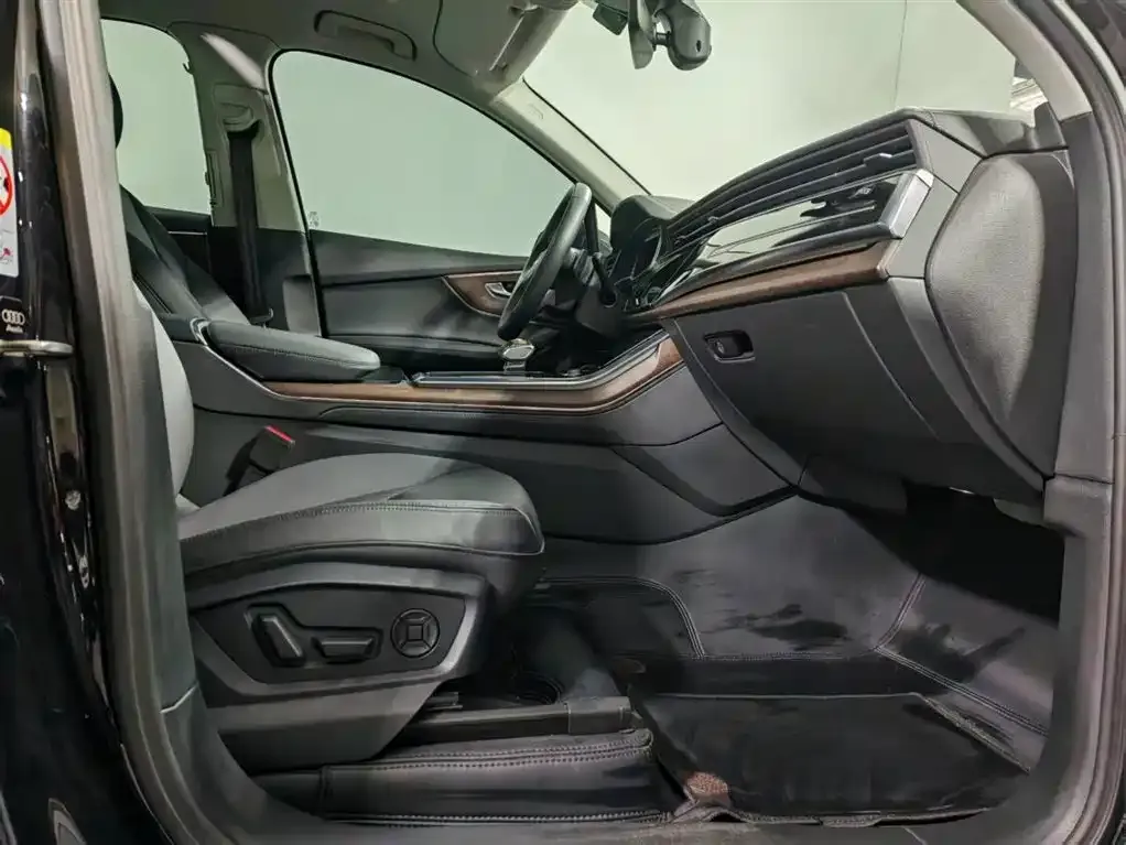 Audi Q7 2024 из CN, фото 5