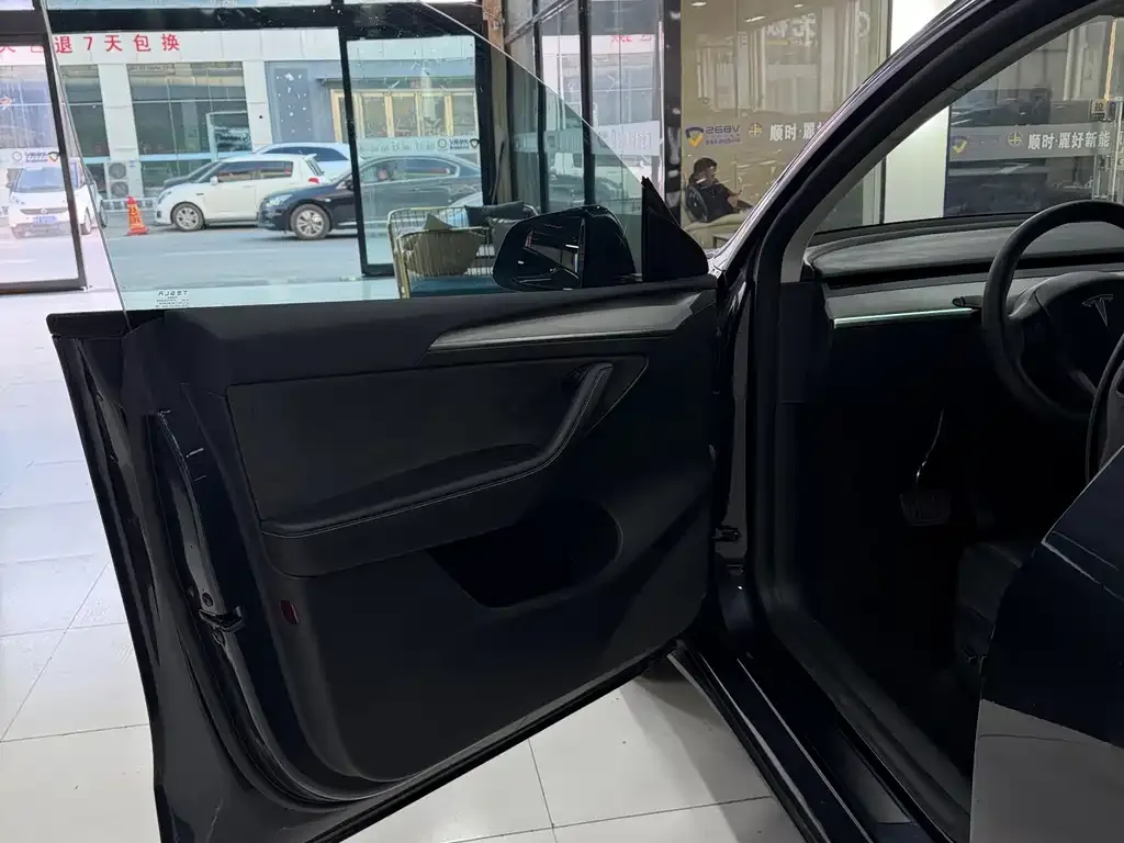 Tesla Model Y — фото 6
