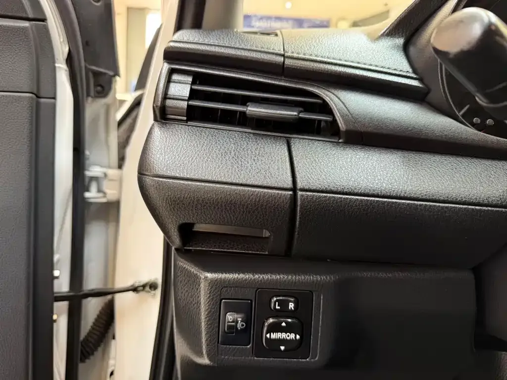 Toyota Yaris L — фото 9