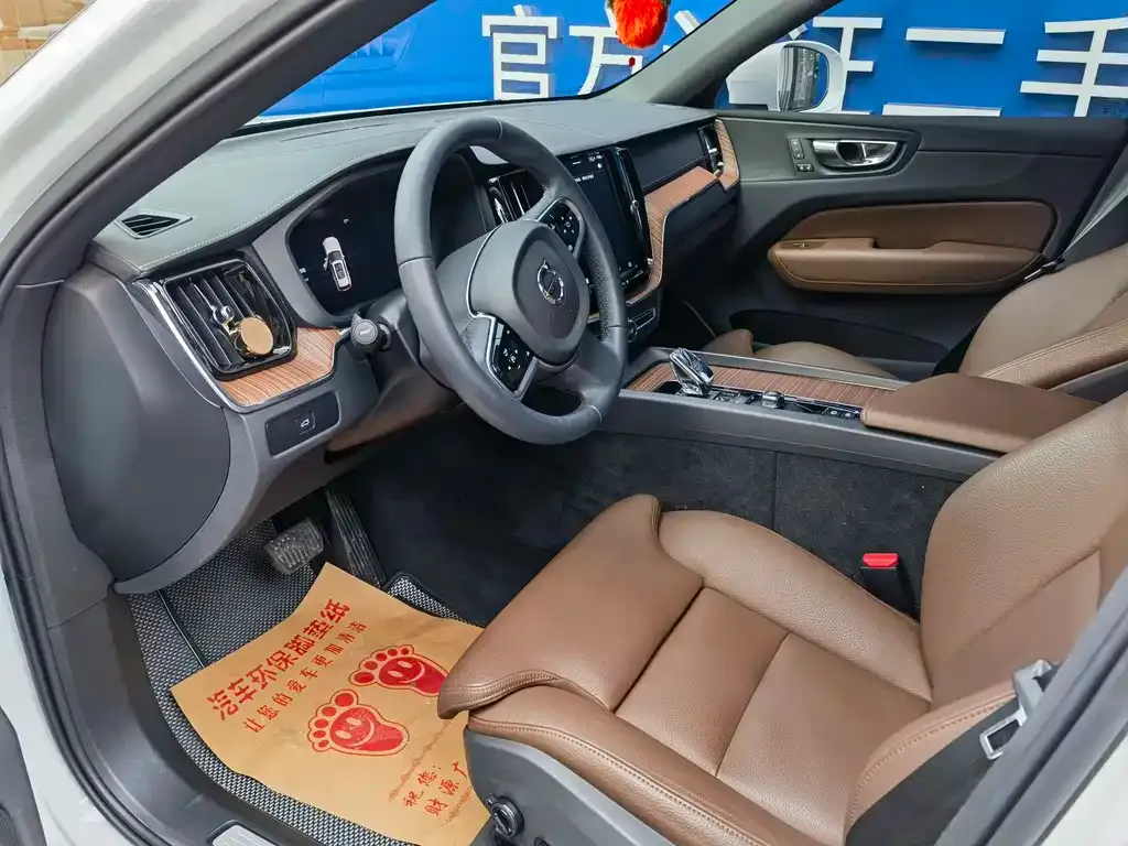 Volvo XC60 — фото 10