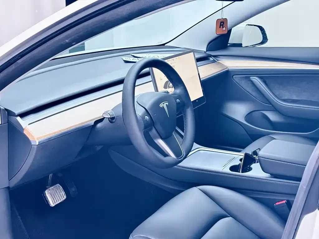 Tesla Model 3 — фото 4