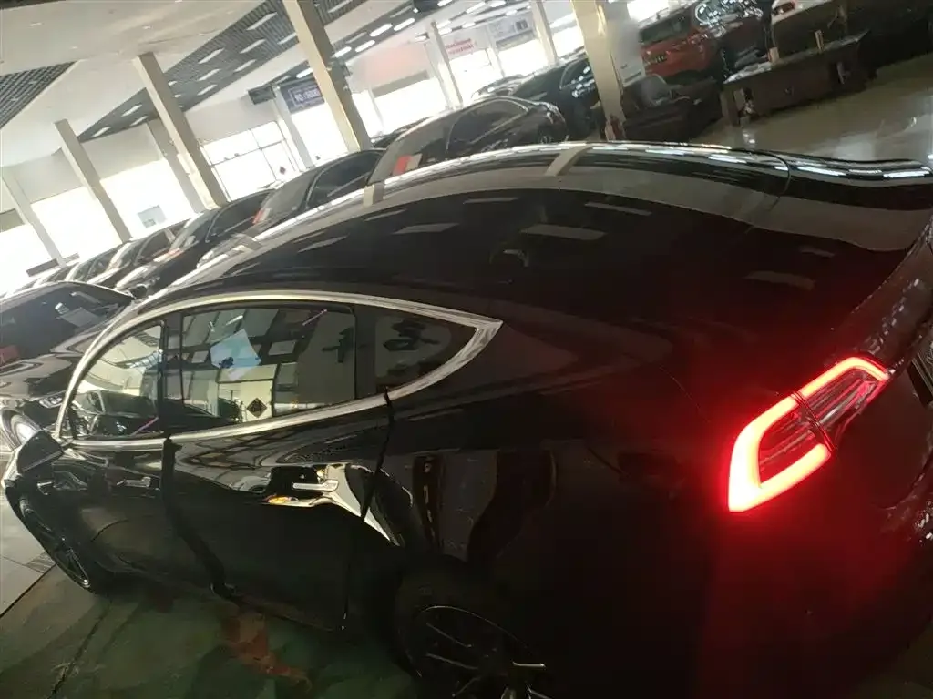 Tesla Model 3 — фото 5