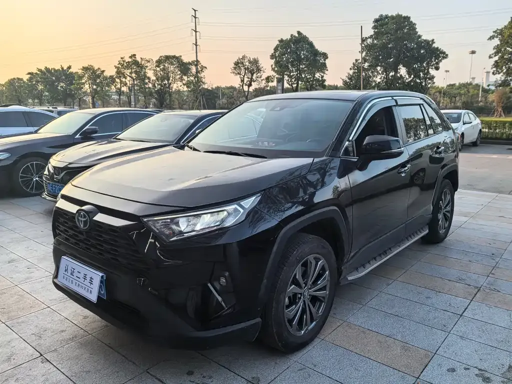 Toyota RAV4 2023 из CN, фото 1