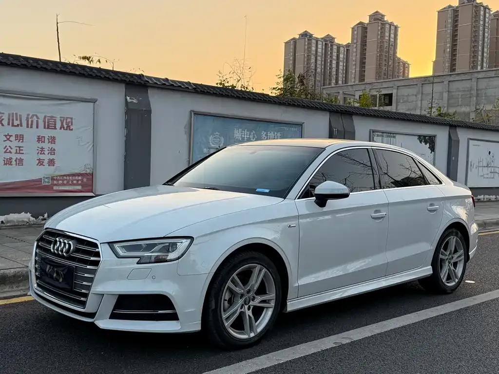 Audi A3 — фото 1