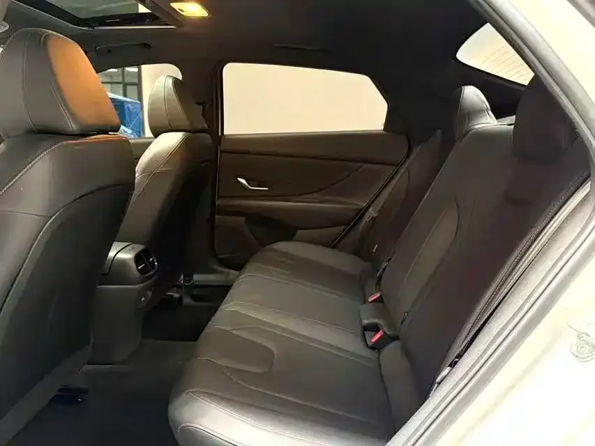 Hyundai Elantra 2023 из CN, фото 2
