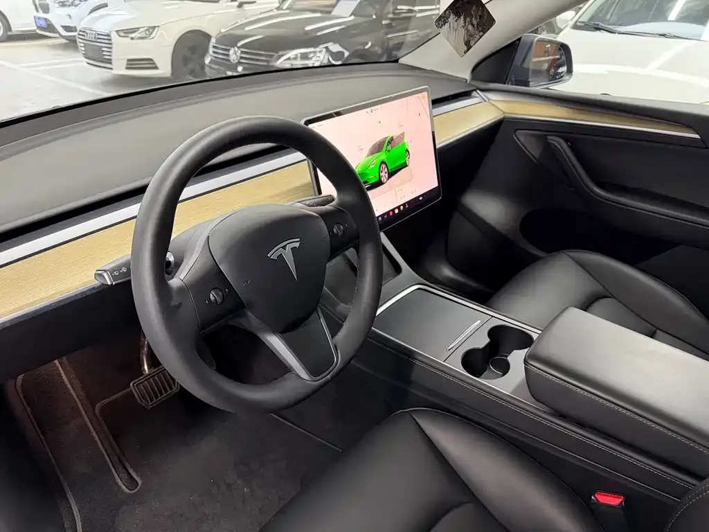 Tesla Model Y — фото 6