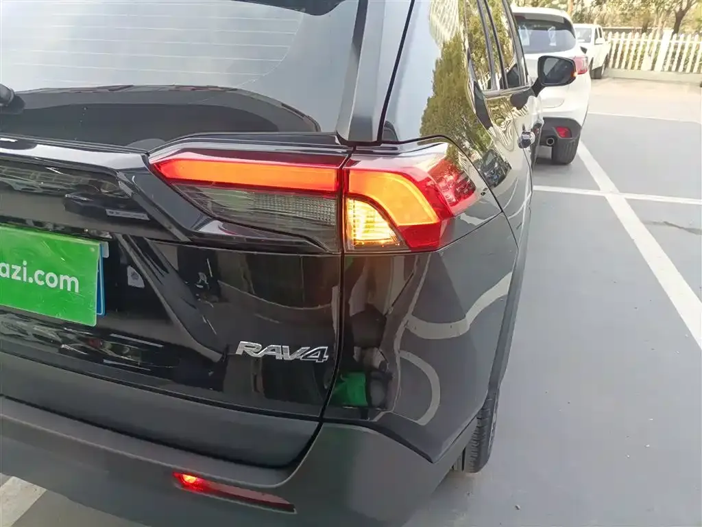 Toyota RAV4 2023 из CN, фото 10