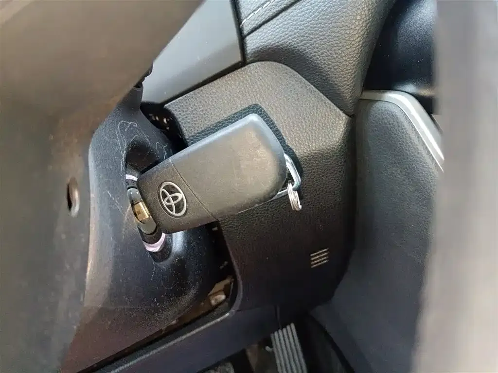 Toyota RAV4 2023 из CN, фото 2