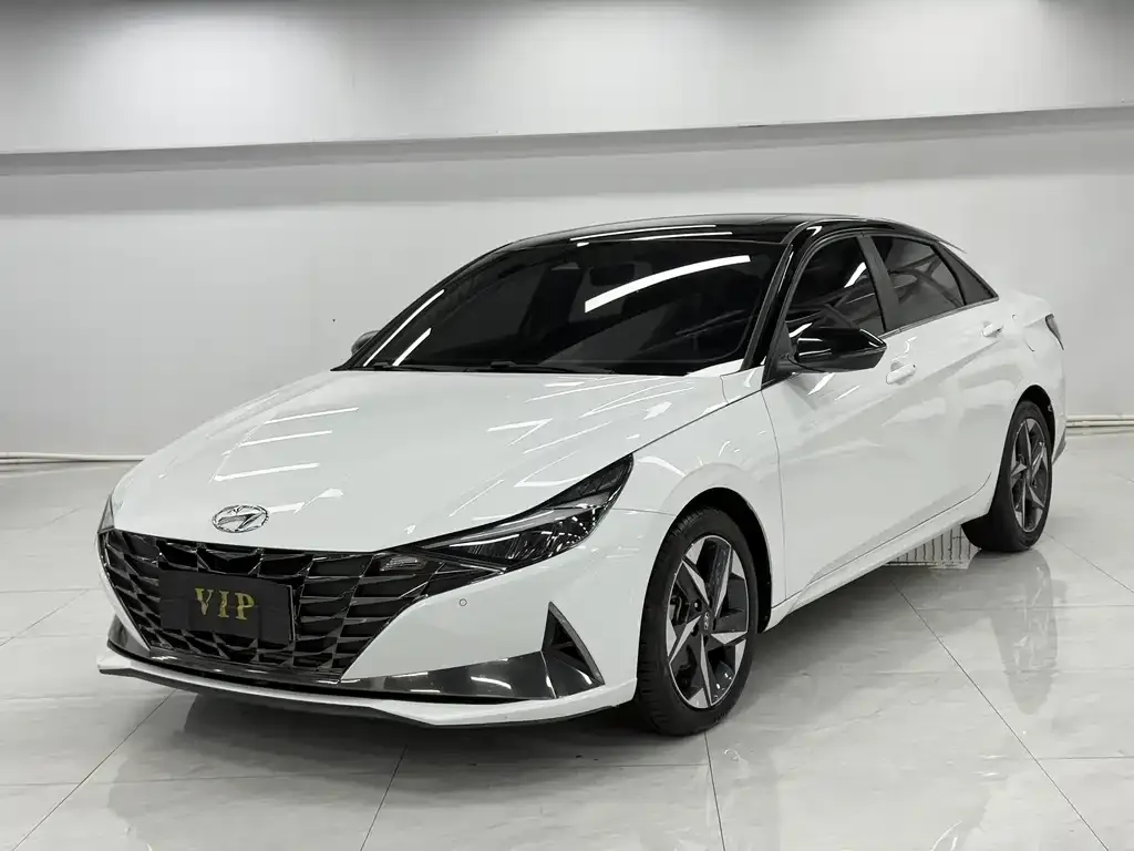 Hyundai Elantra — фото 1