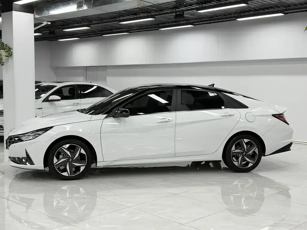 Hyundai Elantra — фото 7