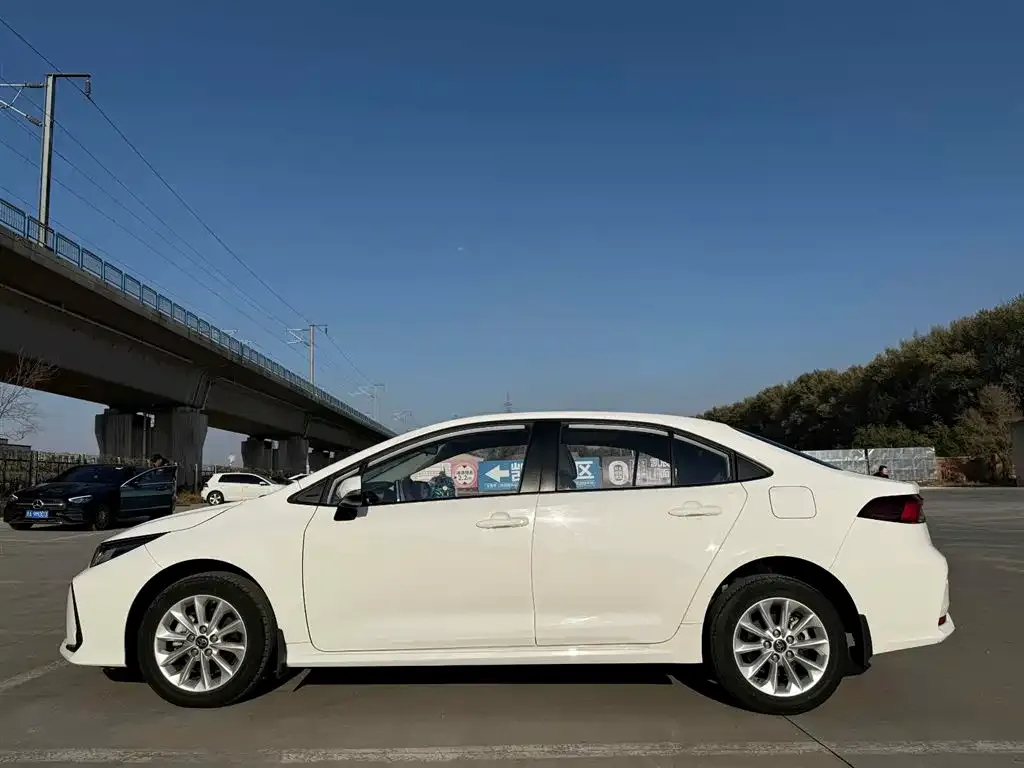 Toyota Corolla — фото 5