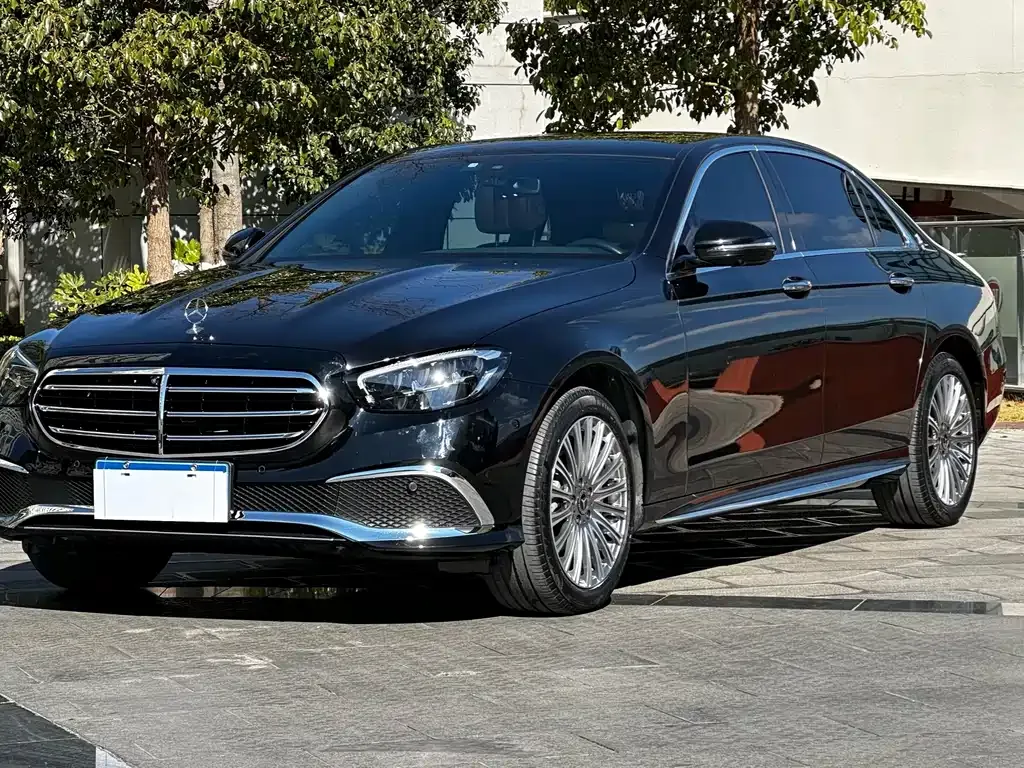 Mercedes-Benz E-Class — фото 1