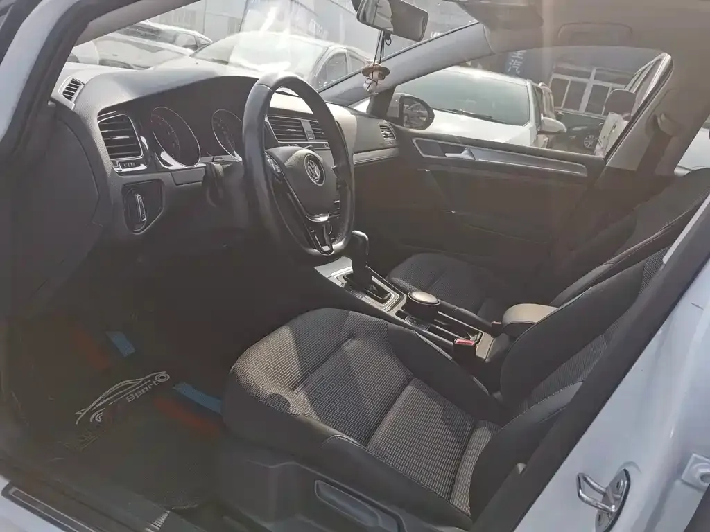 Volkswagen Golf 2021 из CN, фото 2