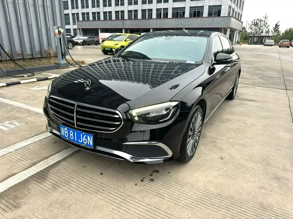 Mercedes-Benz E-Class — фото 1