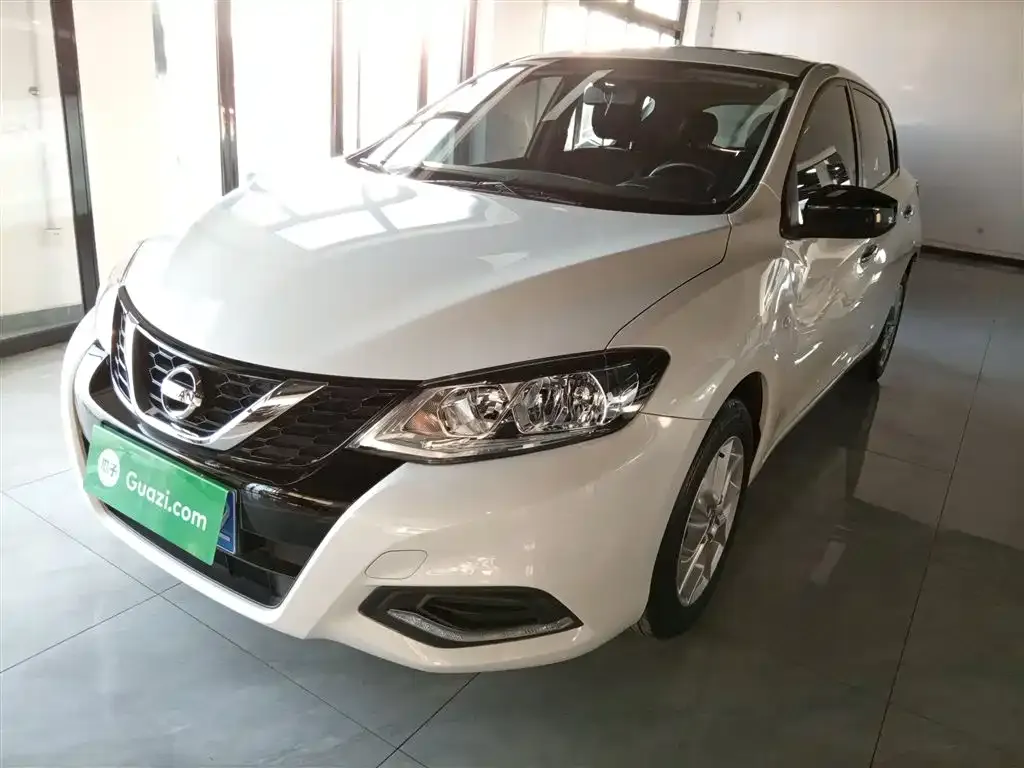 Nissan Tiida — фото 1