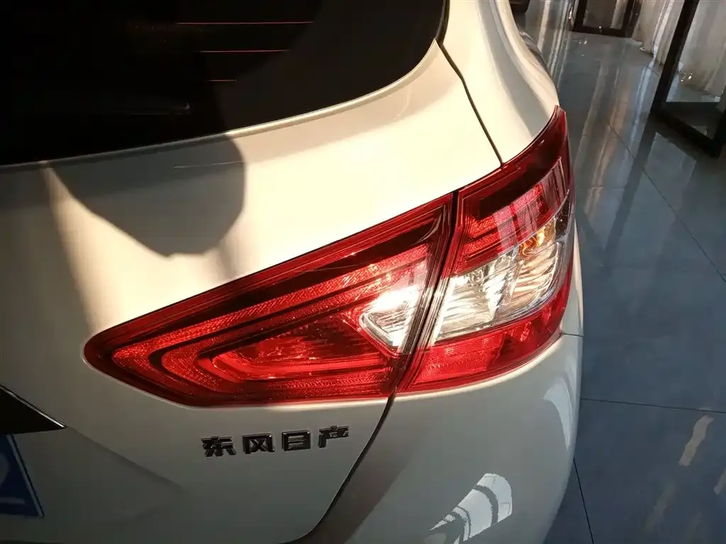 Nissan Tiida — фото 4