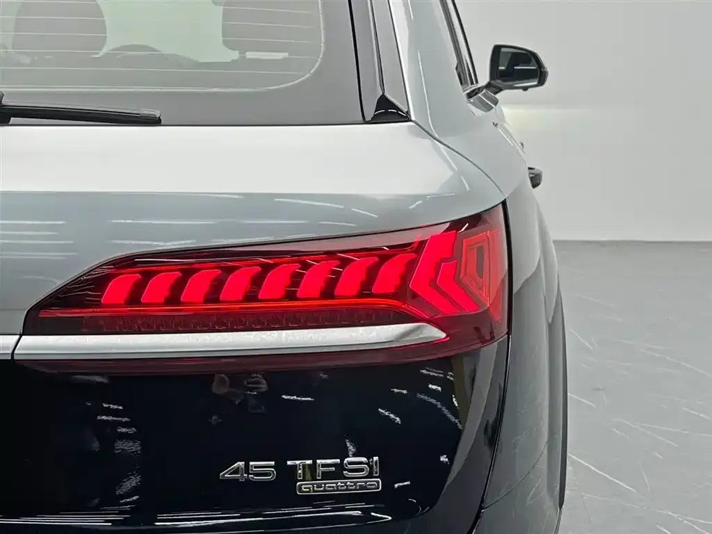 Audi Q7 2023 из CN, фото 9