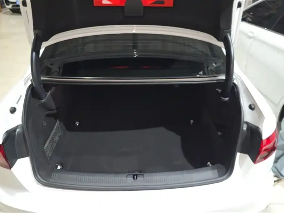 Audi A4L 2021 из CN, фото 4