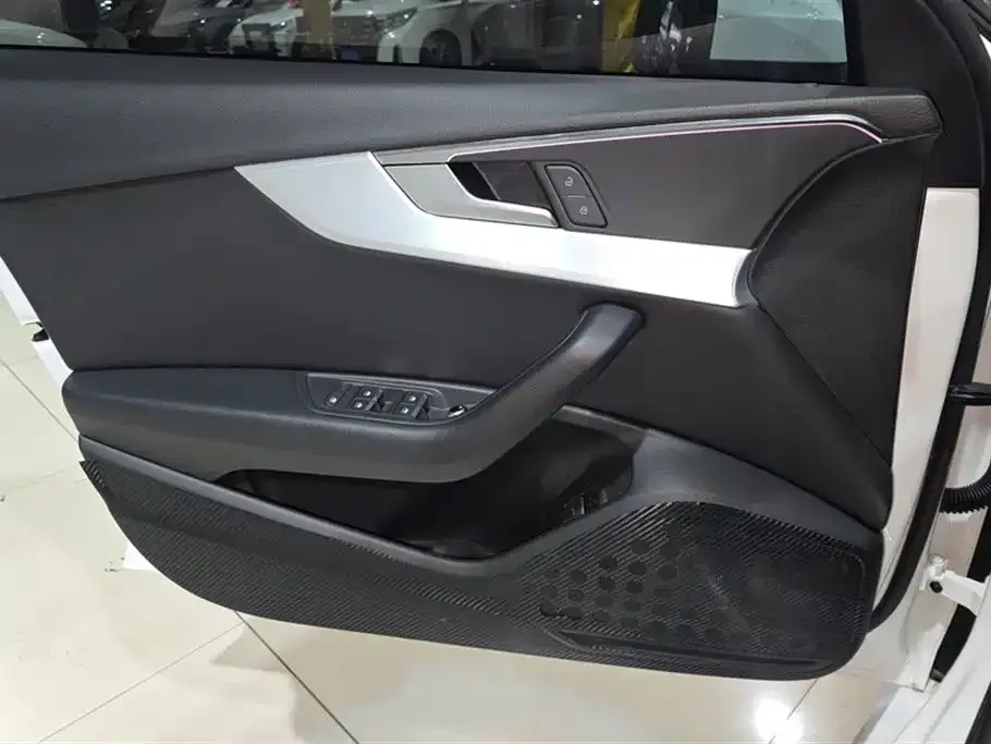 Audi A4L 2021 из CN, фото 7