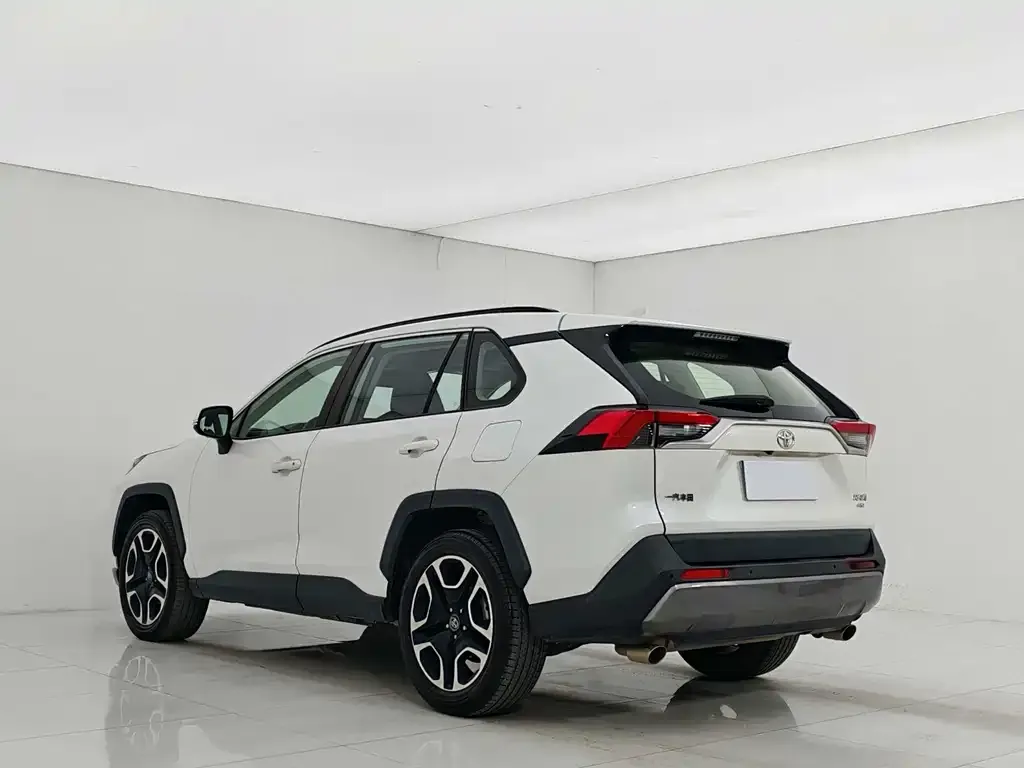 Toyota RAV4 — фото 4