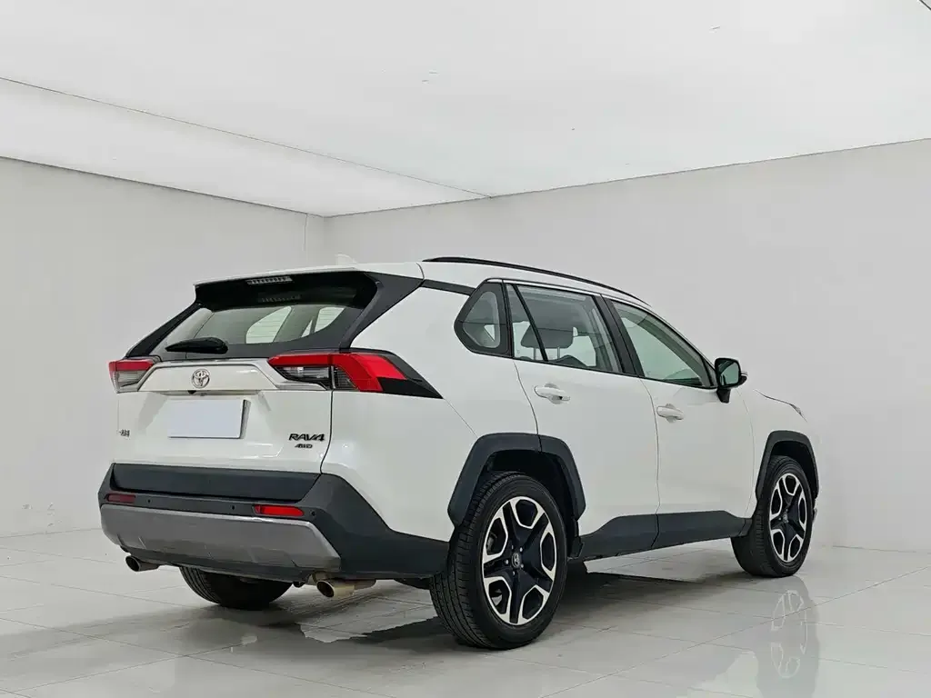Toyota RAV4 — фото 6