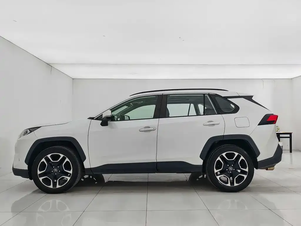 Toyota RAV4 — фото 7