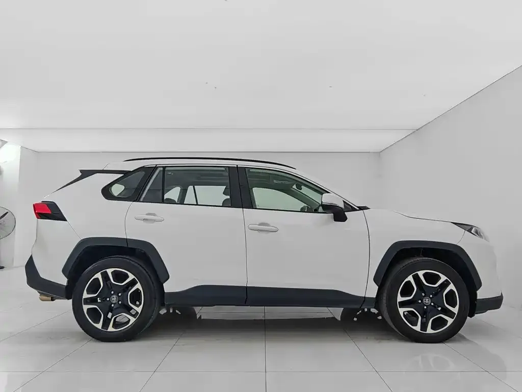 Toyota RAV4 — фото 8