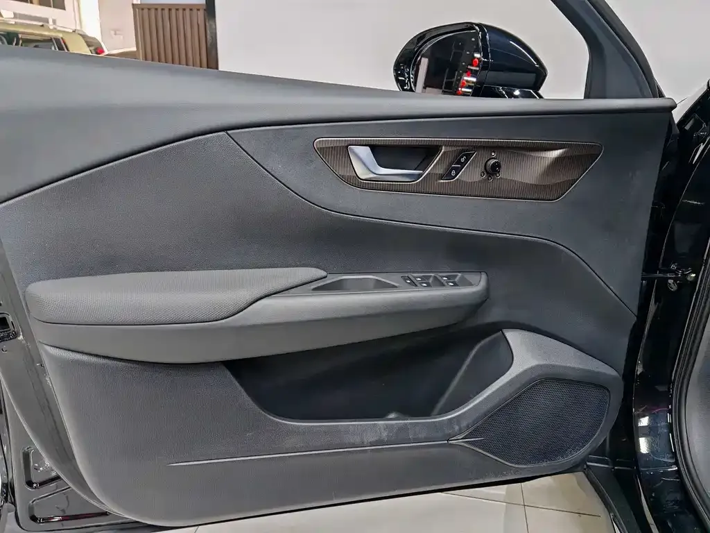 Hongqi E-QM5 — фото 9