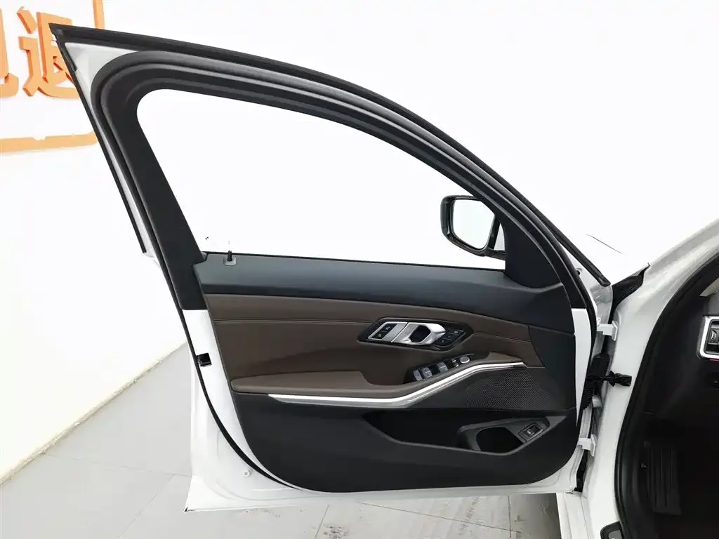 BMW 3 Series 2023 из CN, фото 2