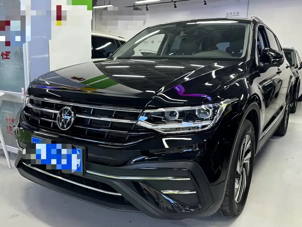 Volkswagen Tiguan L — фото 1