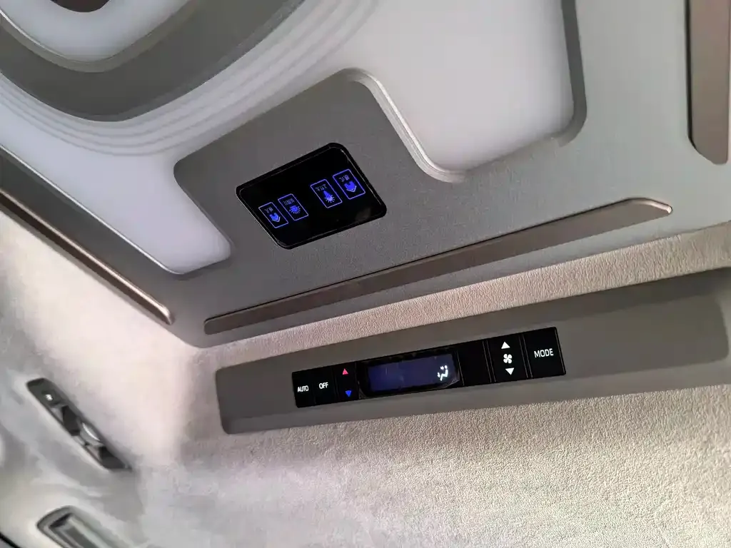Toyota Sienna 2023 из CN, фото 2