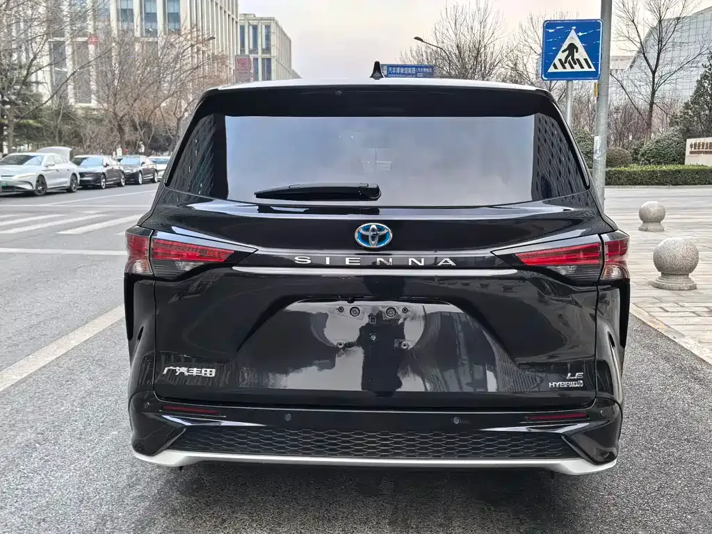 Toyota Sienna 2023 из CN, фото 3