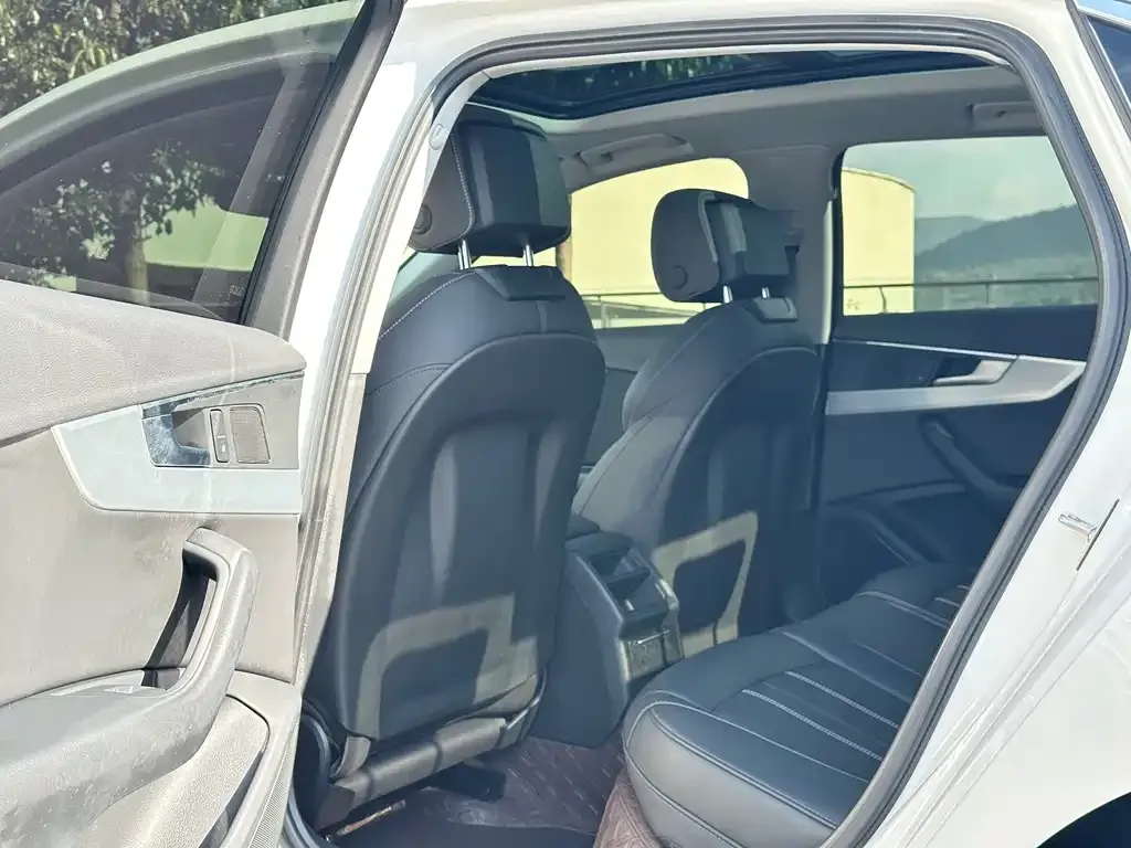 Audi A4L 2023 из CN, фото 6