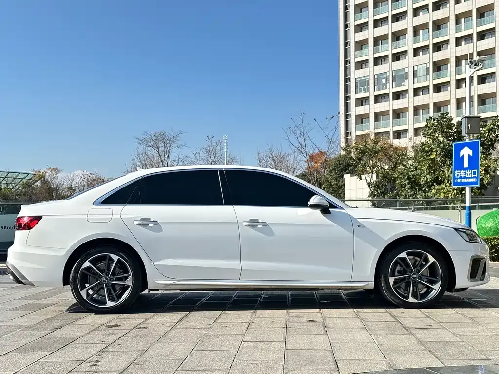 Audi A4L 2023 из CN, фото 8