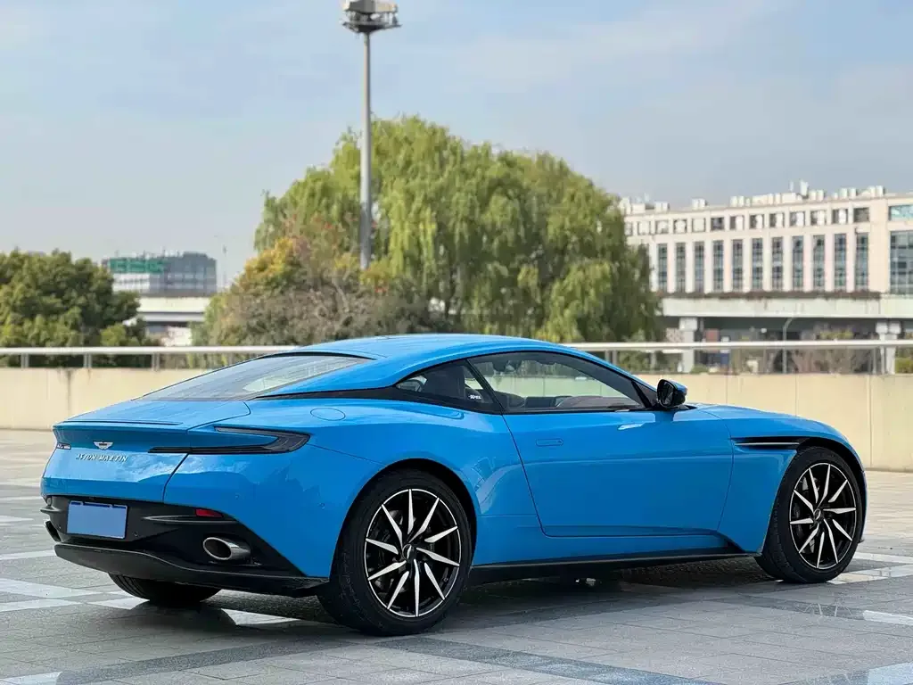 Aston Martin DB11 2023 из CN, фото 9