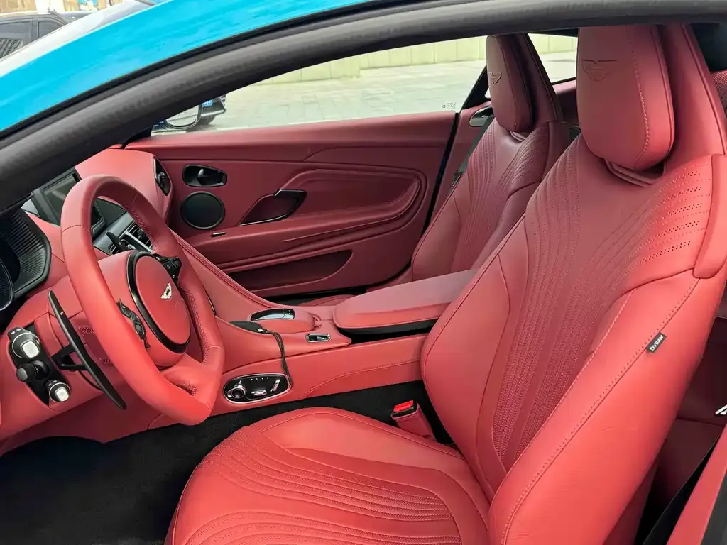 Aston Martin DB11 2023 из CN, фото 7