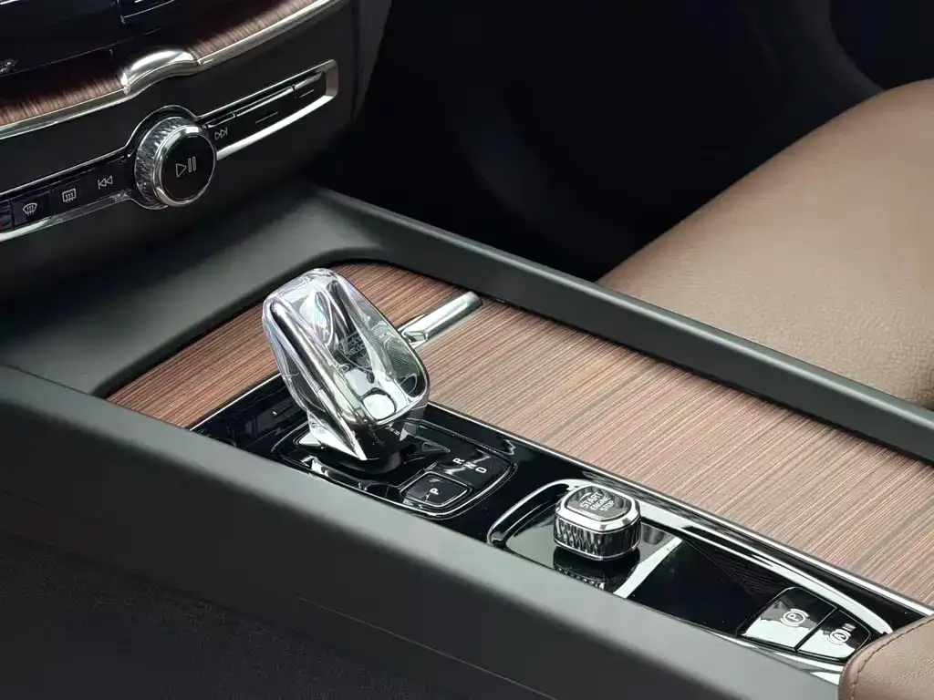Volvo XC60 2024 из CN, фото 4