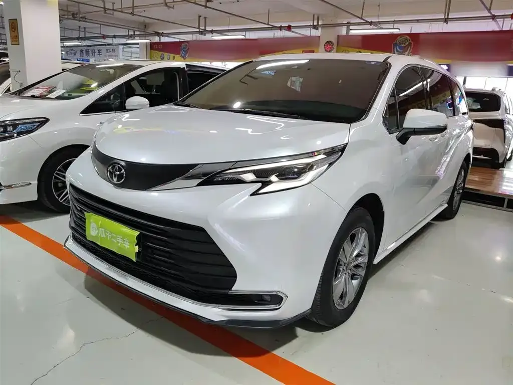 Toyota Sienna — фото 1