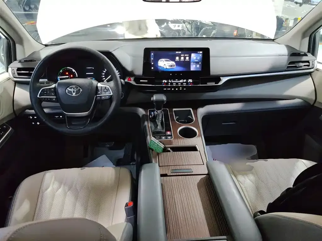 Toyota Sienna — фото 10